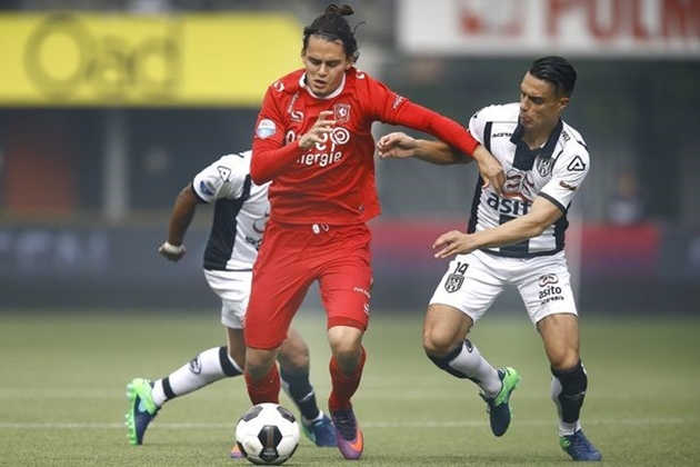 8. Enes Unal (Thổ Nhĩ Kỳ- Manchester City): Sau liên tiếp những bản hợp đồng cho mượn, sao trẻ 19 tuổi mới thực sự chuyển mình tại Twente với 4 bàn thắng sau 6 trận. Nếu tiếp tục giữ vững phong độ hiện tại, ngày Unal có một vị trí trong đội hình của Pep Guardiola sẽ không còn xa. Ảnh: Internet.