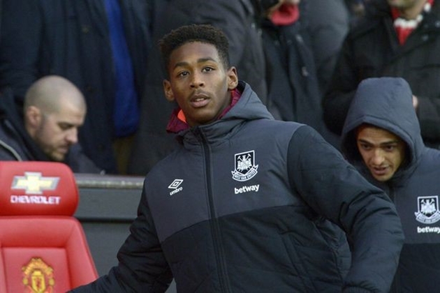 2. Reece Oxford (Anh- West Ham): Chắc hẳn người hâm mộ vẫn còn nhớ tài năng trẻ 17 tuổi từng khiến Mesut Oezil phải câm lặng trong chiến thắng của West Ham trước Arsenal ở trận mở màn mùa giải 2015/16. Reece Oxford có thể chơi tốt trong vai trò của một trung vệ, tiền vệ phòng ngự và thậm chí là cả dạt biên nếu cần thiết. Anh đang là mục tiêu theo đuổi của hàng loạt câu lạc bộ lớn tại xứ sở sương mù như MU, Chelsea. Ảnh: Internet.