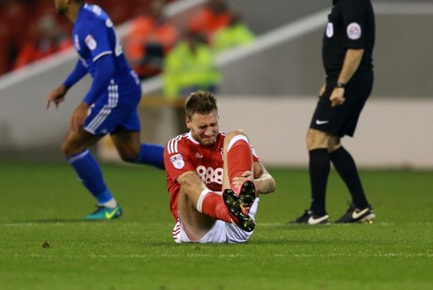 Bendtner bị đau mắt cá. Ảnh: Internet.