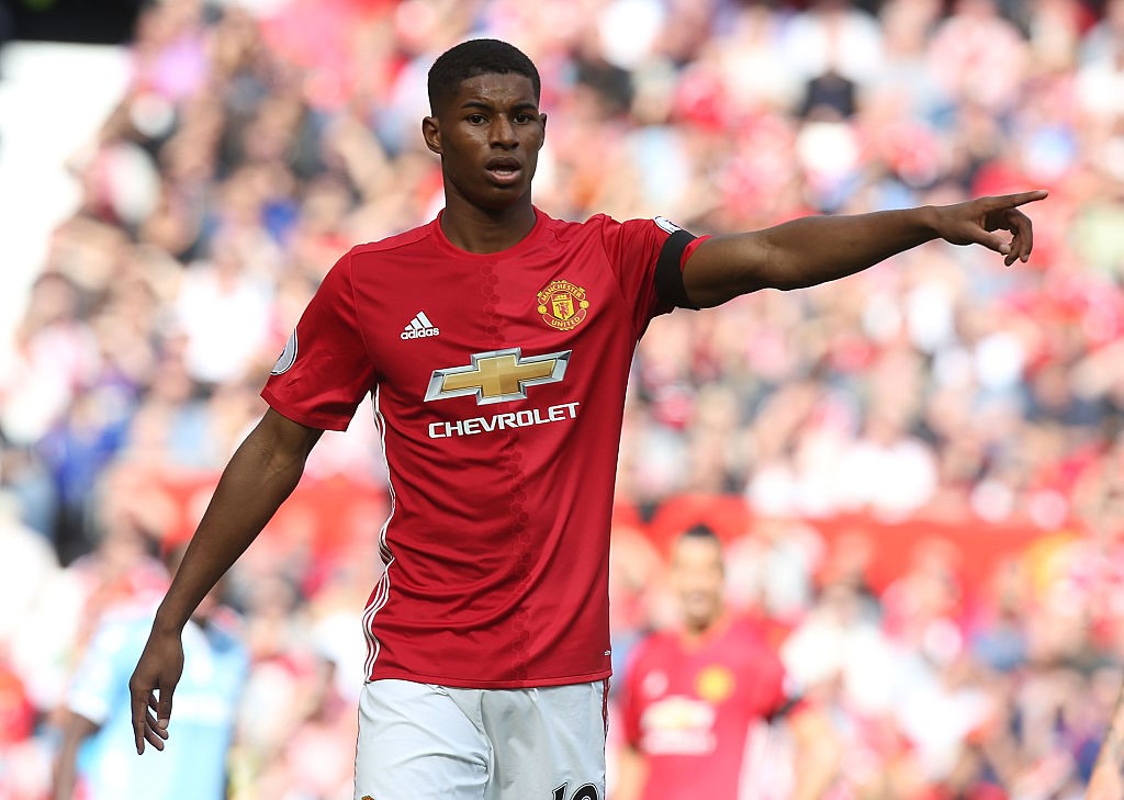 Rashford (cánh phải): Tài năng 19 tuổi người Anh đứng trước cơ hội để chứng tỏ đủ khả năng ra sân thường xuyên trong đội hình MU mùa này. Trận đấu lớn gặp Liverpool đòi hỏi Rashford phải có tâm lý vững vàng, bởi những hậu vệ mà anh đối đầu đều có kinh nghiệm dày dạn ở Premier League. Ảnh: Internet.