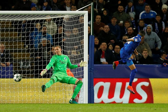 Riyad Mahrez tạo ra phép màu giúp Leicester thăng hoa tại Champions League. Ảnh: Internet.
