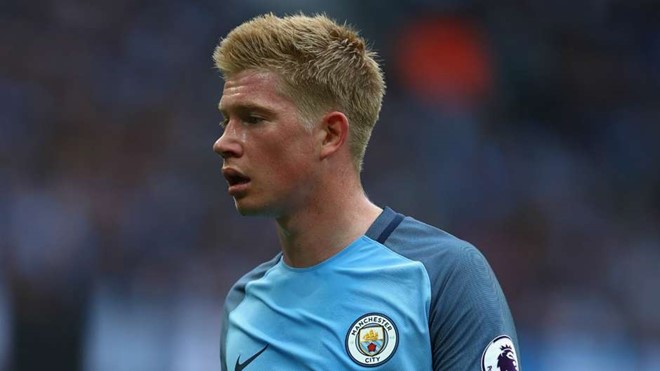 Chạy cánh trái Kevin De Bruyne: Cầu thủ duy nhất được Pep Guardiola so sánh với Lionel Messi. Cựu sao Chelsea đang là quân bài quan trọng bậc nhất trong tham vọng đưa Man City lên đỉnh châu Âu của huấn luyện viên người Tây Ban nha. Ảnh: Internet.