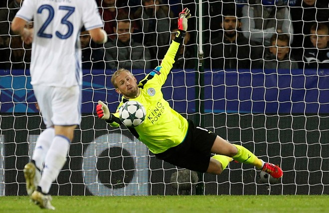 Kasper Schmeichel có pha cứu thua xuất thần giữ lại 3 điểm cho Leicester. Ảnh: Internet.