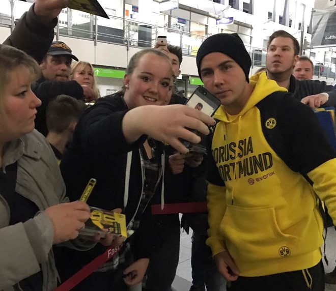Mario Goetze và đồng đội có mặt tại Hamburg để chuẩn bị cho trận đấu thuộc vòng 10 Bundesliga. Tuyển thủ Đức vui vẻ selfie cùng người hâm mộ. Ảnh: Instagram.