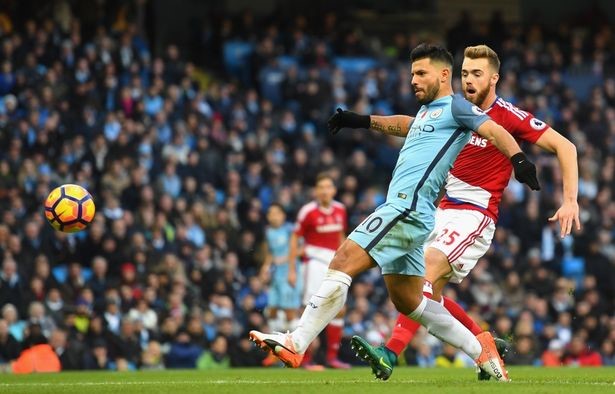 Đội bóng có tập hợp cầu thủ phải di chuyển xa nhất là Man City. Điều này cũng dễ hiểu bởi Man xanh sở hữu nhiều cầu thủ Nam Mỹ: Claudio Bravo di chuyển 15.253 dặm, Zabaleta 14,467 dặm, Fernandinho 14,201 dặm, Aguero 14,467 dặm. Tổng quãng đường của toàn bộ đội hình Man City ra sân trận hòa Middlesborough là 63.645 dặm, tương đương,... 101.832 kilomet.