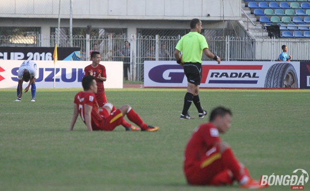 Có được chiến thắng quan trọng 1-0 trước Malaysia để giành vé vào bán kết AFF Cup 2016, thế nhưng các học trò HLV Nguyễn Hữu Thắng đã bị vắt kiệt sức, nằm la liệt trên sân ngay sau tiếng còi kết thúc trận đấu. Ảnh: Đình Viên.