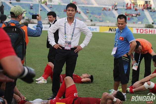 Dù có chiến thắng quan trọng nhưng HLV Hữu Thắng vẫn không vui khi chứng kiến sự đau đớn của các học trò. Ảnh: Đình Viên.