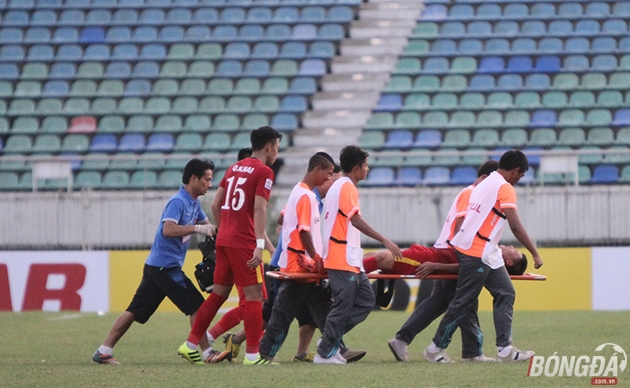 Ngay sau khi Trọng Hoàng mở tỉ số 1-0 cho ĐT Việt Nam ở phút 80, các cầu thủ Malaysia đã không kiềm chế và thi đấu rắn trên mức cần thiết, họ liên tục vào bóng thô bạo khiến cầu thủ áo đỏ phải rời sân bằng cáng. Ảnh: Đình Viên.