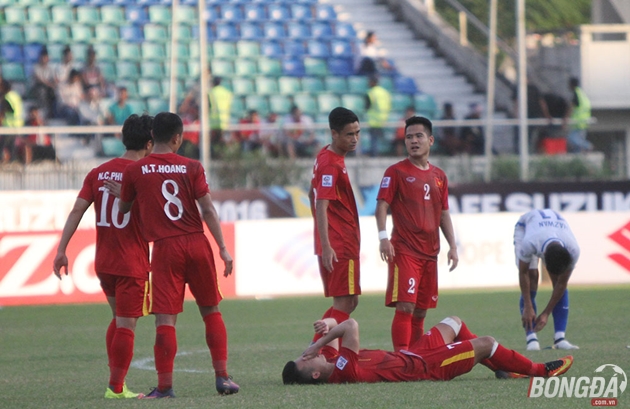 Không chỉ mình Công Vinh, Hoàng Thịnh cũng phải nằm sân sau pha phạm lỗi của cầu thủ Malaysia. Ảnh: Đình Viên.