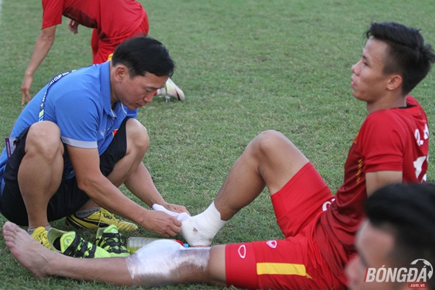 Sau trận đấu trung vệ Quế Ngọc Hải cũng phải nhờ đến sợ chăm sóc của các bác sĩ. Ảnh: Đình Viên.