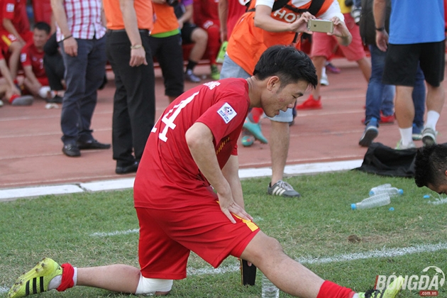 Và… Xuân Trường cũng chẳng thể tránh thoát. Ảnh: Đình Viên.