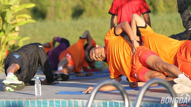 Những bài tập thể lực tưởng chừng khá nhẹ nhàng của các cầu thủ, nhưng không hề đơn giản bởi nó hồi phục thể lực khá nhanh sau những trận đấu căng thẳng. Ảnh: Đình Viên.