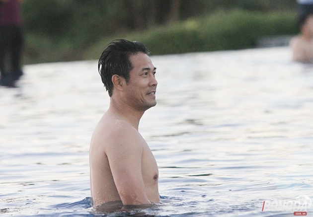 Trước đó, HLV Hữu Thắng cũng đã có mặt dưới hồ bơi để thả lỏng sau buổi tập của ĐT Việt Nam. Ảnh: Đình Viên.