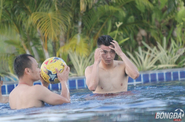 Bên cạnh Quế Ngọc Hải và HLV Nguyễn Hữu Thắng là Văn Thanh và Trọng Hoàng cũng đang vui đùa bên bể bơi. Ảnh: Đình Viên.