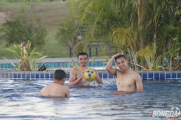 Nhóm của Văn Thanh, Trọng Hoàng, Xuân Trường và Đình Luật đang thử tài tâng bóng bằng đầu dưới nước rất vui nhộn. Ảnh: Đình Viên.