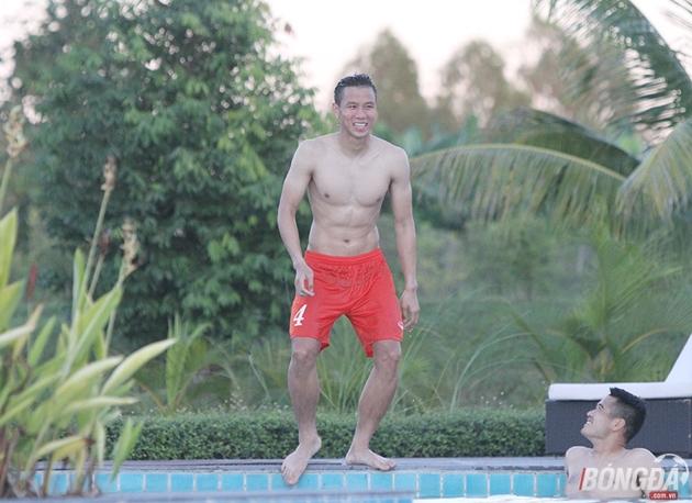 Trong khi ấy Quế Ngọc Hải tỏ vẻ hơi rụt rè trước ống kính của phóng Viên. Ảnh: Đình Viên.