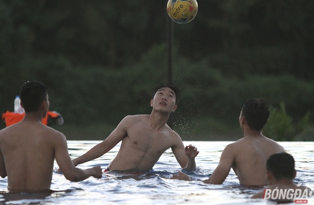Việc đã sớm giành vé vào bán kết AFF Cup 2016, nên không khí buổi tập của ĐT Việt Nam chiều ngày 24/11 diễn ra khá thoải mái và cởi mở. Ảnh: Đình Viên.