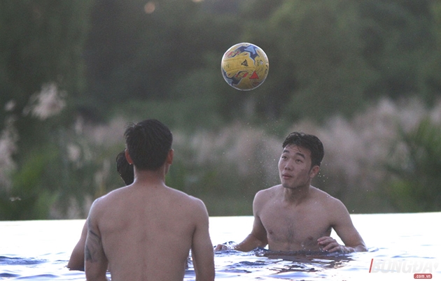 Xuân Trường là cầu thủ điều khiển bóng bằng đầu khá điêu luyện trong nhóm các cầu thủ dưới hồ bơi. Ảnh: Đình Viên.