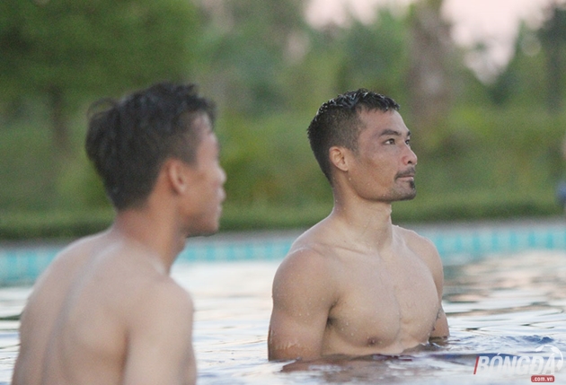 Đình Luật tỏ vẻ khá căng thẳng khi thể hiện tài năng chơi đầu các đàn em như Văn Thanh, Xuân Trường. Ảnh: Đình Viên.