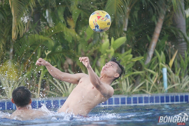 Văn Thanh hậu vệ biên chơi cực kỳ ấn tượng trong hai trận đấu ra quân của HLV Nguyễn Hữu Thắng, cho thấy khả năng cứu vớt bóng bằng đầu dưới nước khá thành thạo. Ảnh: Đình Viên.