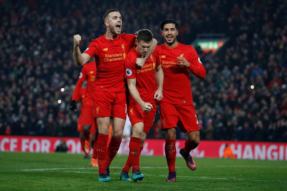 Chiến thắng này giúp đội chủ sân Anfield tạm leo lên ngôi đầu Ngoại hạng Anh với 30 điểm (hơn Chelsea nhờ chỉ số phụ). Ảnh: Mirror.