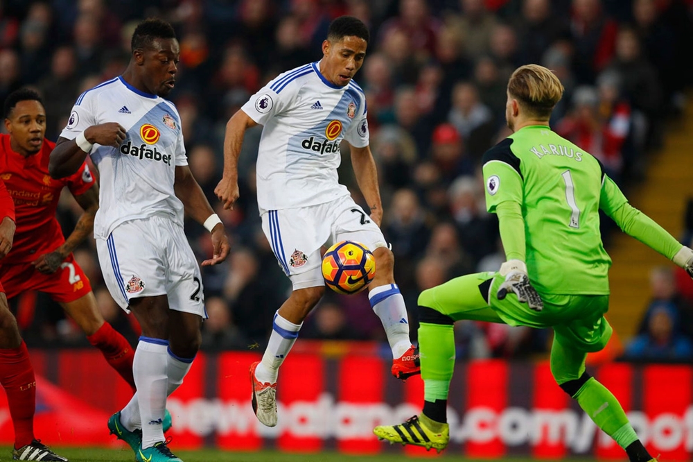 Ngược lại Sunderland lựa chọn lối chơi phòng ngự không ngại va chạm nhằm chờ đợi cơ hội từ những đường phản công. Ảnh: Mirror.