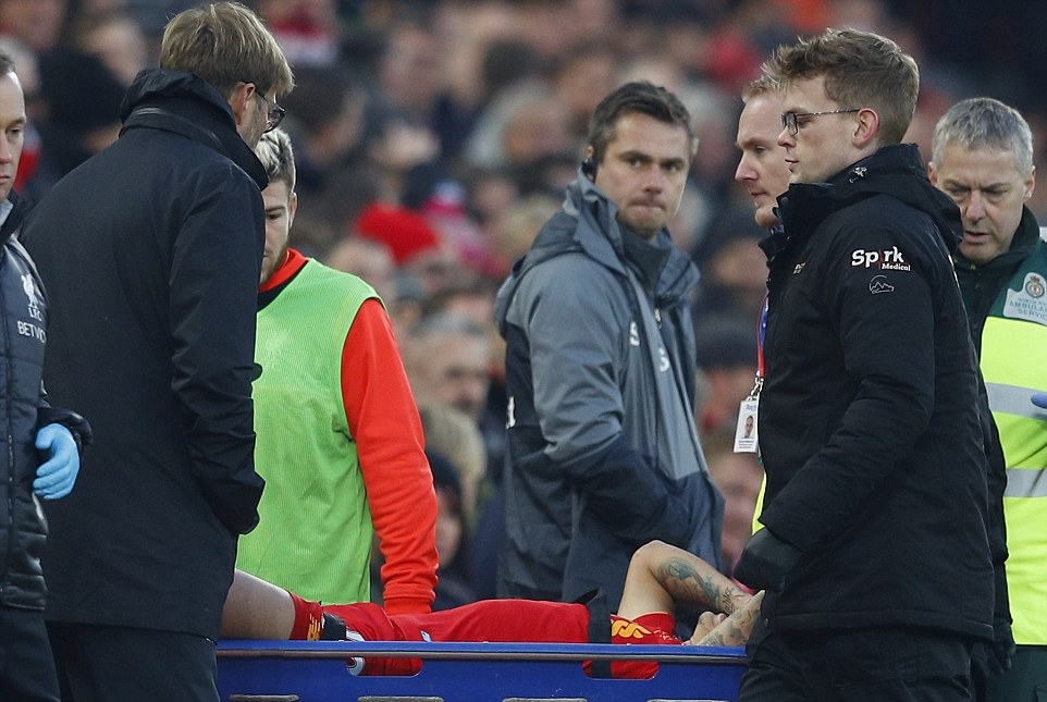 HLV Jurgen Klopp rất lo lắng cho chấn thương của cậu học trò cưng. Ảnh: Daily Mail.