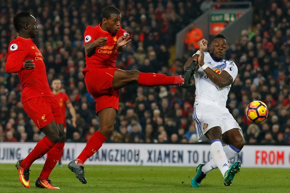 Dù kiểm soát bóng nhiều hơn nhưng Liverpool không thể tạo ra những cơ hội thật sự nguy hiểm trước hàng phòng ngự kín kẽ của Sunderland. Ảnh: Mirror.