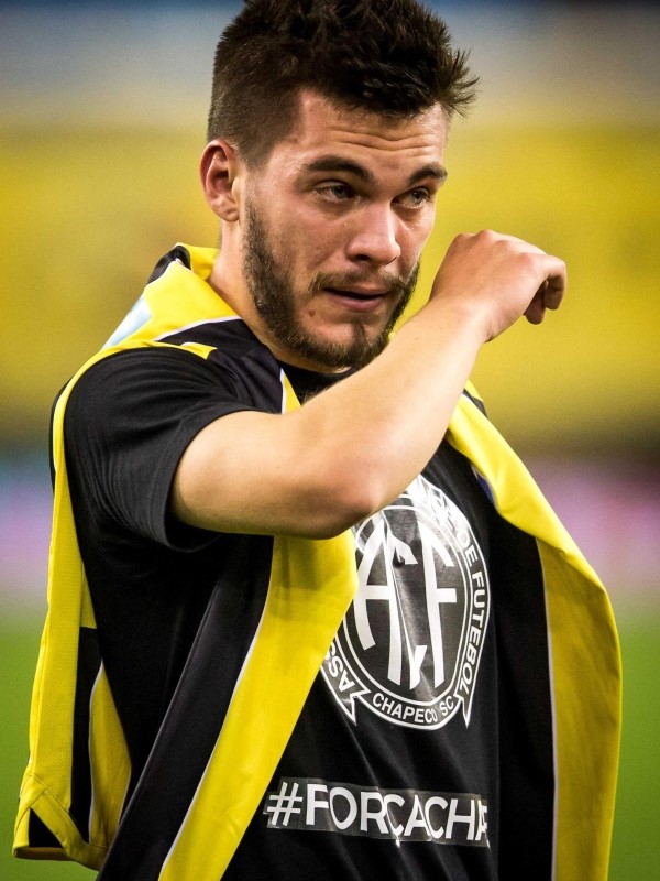 Nathan rớm lệ trên đường rời sân sau khi trận đấu kết thúc. Nhiều đồng hương Brazil của anh thiệt mạng trong vụ tai nạn máy bay. Ảnh: ANP.