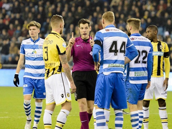 Trọng tài Jochem Kamphuis bình thản trước nguy cơ nhận án phạt từ Liên đoàn bóng đá Hà Lan. Ảnh: ANP.