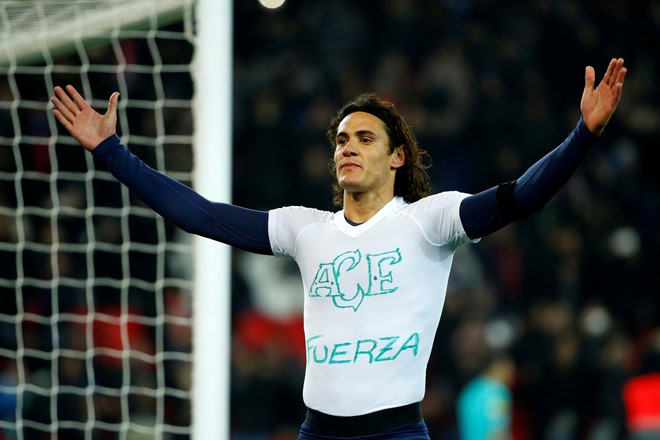 Cavani bị phạt vì cởi áo.