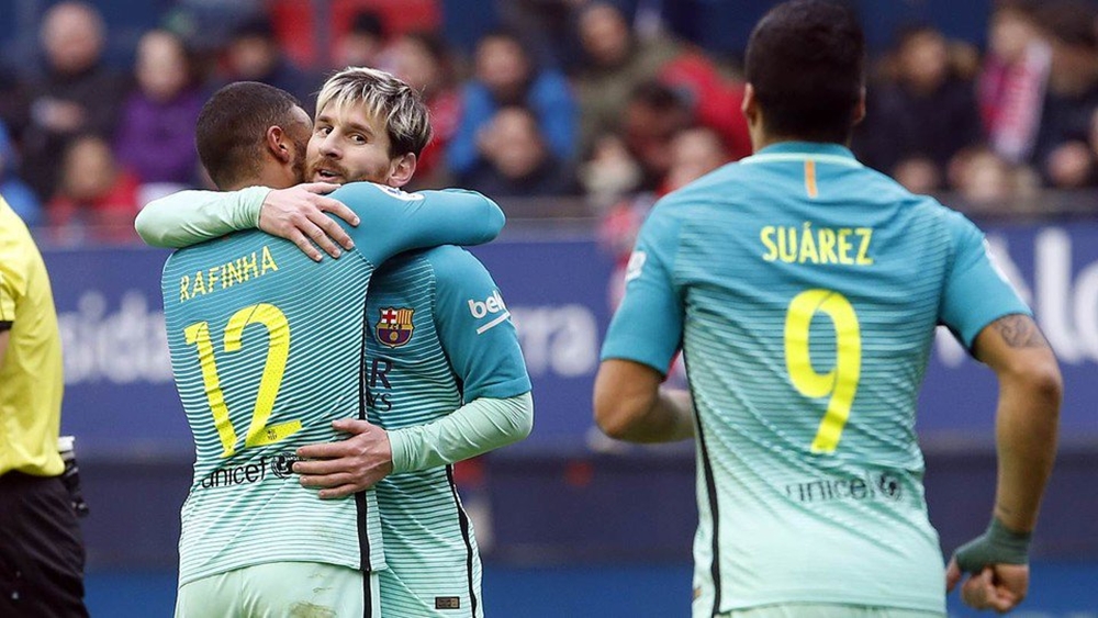 Đến phút bù giờ thứ 3, Messi hoàn thành cú đúp với tình huống ấn định tỷ số 3-0. Ảnh: Mirror.