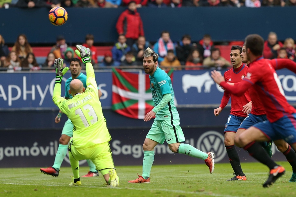 Hết Luis Suarez đến Lionel Messi thử thách tài năng thủ thành 31 tuổi của đội chủ nhà. Ảnh: Mirror.