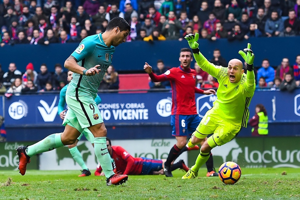 Thế nhưng đó cũng là tất cả những gì mà đội chủ sân El Sadar có thể làm được. Luis Suarez dễ dàng mở tỷ số cho Barca ở phút 58. Trước đó, Jordi Alba thoát xuống rồi căng ngang thuận lợi cho tiền đạo người Uruguay đệm bóng cận thành. Ảnh: Mirror.