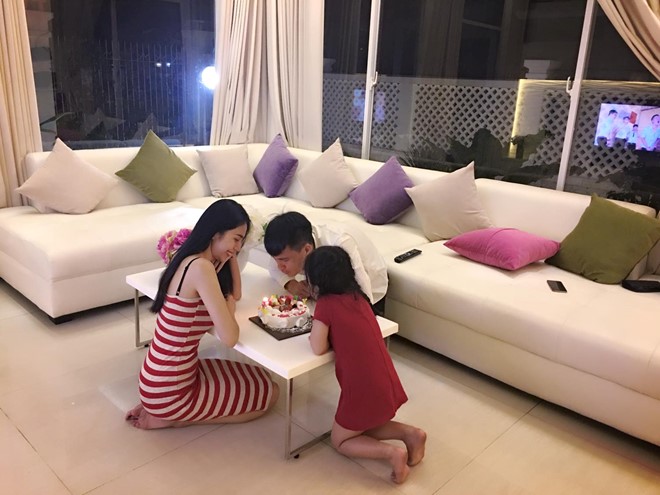 Công Vinh đăng ảnh kèm chú thích: "Tuổi mới bên gia đình" và ba trái tim.