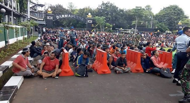 Số lượng vé bán trực tuyến là rất ít buộc các fan hâm mộ Indonesia phải săn vé theo cách truyền thống.