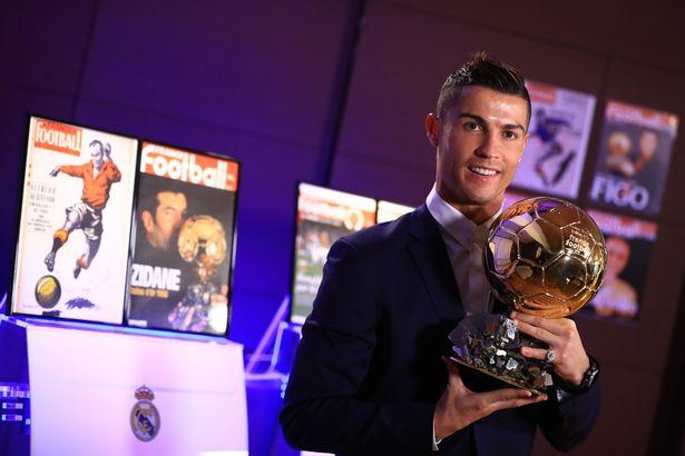 Ảnh bài viết Các huyền thoại và đồng đội chúc mừng Ronaldo
