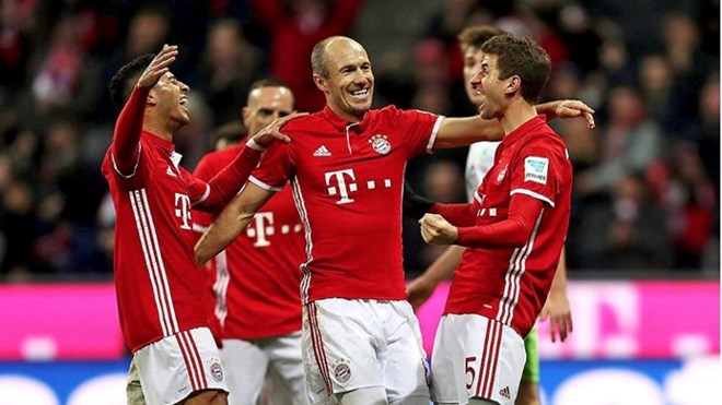 Đồng đội vui mừng khi Muller ghi bàn. Ảnh: Fcb.