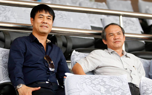 Bầu Đức phải đóng vai "bác sĩ" giải quyết mối bùng nhùng cho gà cưng sau khi Phượng không chịu tiến bộ.