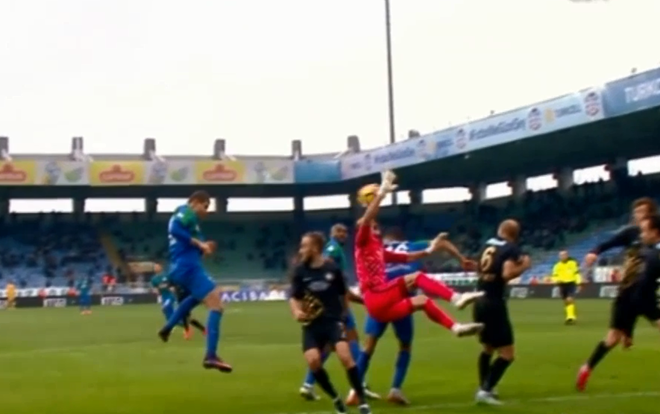 Ảnh bài viết Trọng tài tai tiếng Cakir thổi quả penalty không tưởng