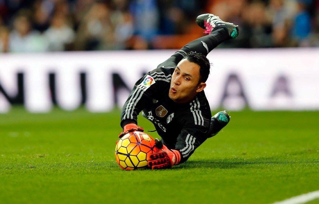 Thủ môn Keylor Navas: Thủ thành người Costa Rica suýt chút nữa trở thành "vật tế thần" trong kế hoạch chiêu mộ David De Gea của Real Madrid ở kỳ chuyển nhượng hè 2015. Nhờ thương vụ đổ bể vào phút chót, Navas được giữ lại sân Bernabeu và nhanh chóng chứng tỏ năng lực. Trong đó, đáng kể nhất là thành tích giữ sạch lưới 10 trên 12 trận tại Champions League giúp Real Madrid giành La Undecima (danh hiệu lần thứ 11).