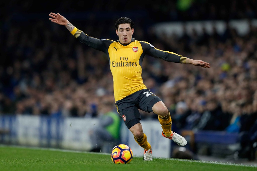 Hậu vệ phải Hector Bellerin: Tài năng trẻ 21 tuổi được đánh giá là cầu thủ tiến bộ nhất trong đội hình Arsenal mùa trước. Sở hữu những pha leo biên tốc độ và khả năng lên công về thủ nhịp nhàng, Bellerin không có đối thủ cạnh tranh ở cánh phải của The Gunners.