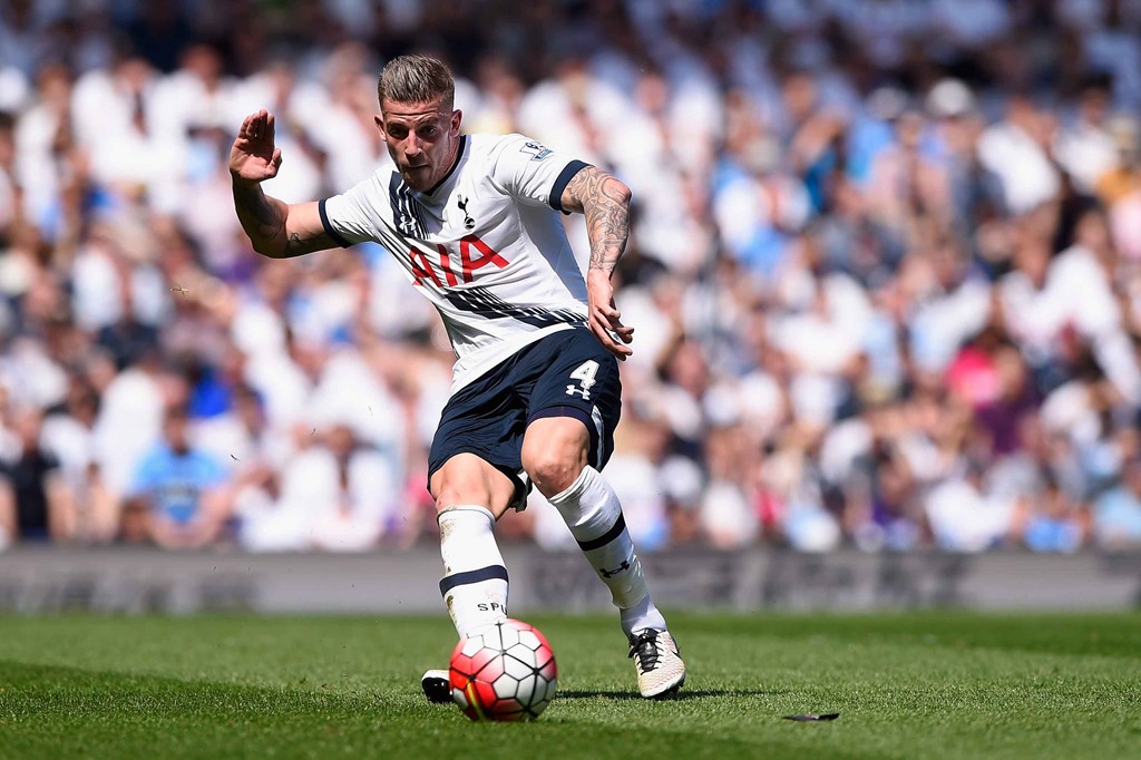 Trung vệ Toby Alderweireld: Hiếm có trung vệ nào ra sân suốt 600 phút mà không phạm bất kỳ lỗi nào như Toby Alderweireld. So với đàn anh trong màu áo Tottenham lẫn đội tuyển Bỉ, Jan Vertonghen, Toby thậm chí còn được đánh giá toàn diện hơn. Có thời điểm đầu mùa trước, Spurs đánh mất sự ổn định ở hàng thủ khi hậu vệ 27 tuổi không thể ra sân vì chấn thương.