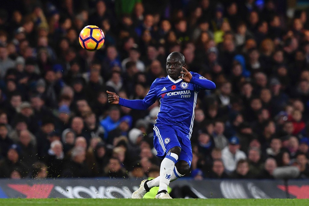 Tiền vệ trung tâm N'Golo Kante: Trong câu chuyện cổ tích mang tên Leicester City mùa trước, N'Golo Kante sắm vai người hùng thầm lặng. Cầu thủ người Pháp di chuyển như một tiền vệ con thoi không biết mệt mỏi giúp trục giữa của "Bầy cáo" hoạt động trơn tru, hiệu quả. Ngay cả Sir Alex Ferguson cũng phải thừa nhận, Kante chính là ngôi sao sáng nhất tại Premier League 2015/2016. Trong màu áo Chelsea mùa này, tiền vệ 25 tuổi vẫn chứng tỏ được phẩm chất và giúp The Blues đang bay cao ở đấu trường quốc nội.