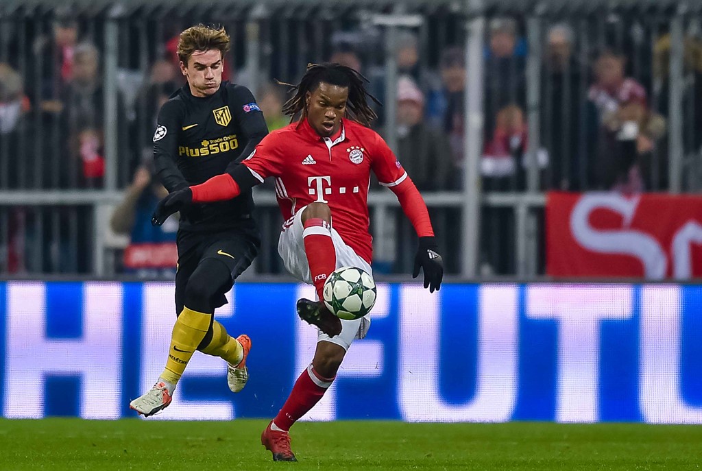 Tiền vệ trung tâm Renato Sanches: Trước khi mùa giải 2015/2016 khởi tranh, Renato Sanches vẫn còn là cái tên khá xa lạ với người hâm mộ. Nhưng tài năng trẻ 19 tuổi đã cho thấy tiềm năng của một trong những tiền vệ trung tâm hàng đầu khi buộc Bayern Munich phải bỏ ra số tiền lên tới 45 triệu euro để đưa anh về từ Benfica. Màn trình diễn thuyết phục tại Euro 2016 cũng góp phần giúp Renato Sanches vượt qua rất nhiều ứng viên nặng ký để giành Cậu bé vàng 2016, danh hiệu trao cho cầu thủ U21 hay nhất châu Âu trong năm.