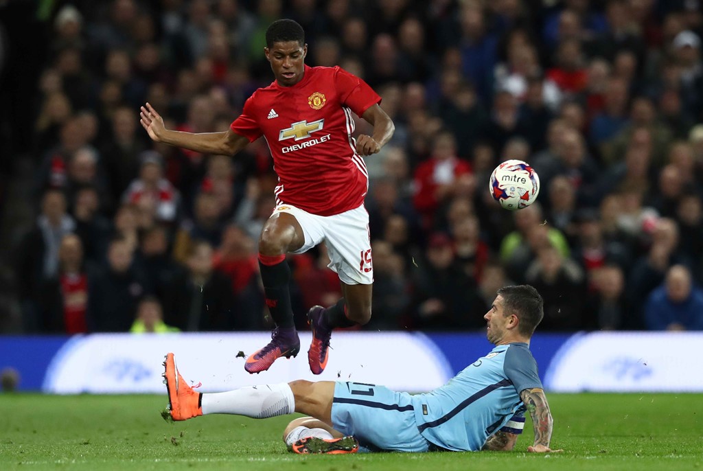 Tiền đạo trái Marcus Rashford: Marcus Rashford được xem như phát hiện lớn nhất của Manchester United mùa trước. Tài năng 19 tuổi gây ấn tượng mạnh khi đều lập cú đúp ngay trận ra mắt "Quỷ đỏ" ở cả Europa League và Premier League. Trong màu áo tuyển Anh, Rashford cũng trở thành cầu thủ trẻ nhất ghi bàn ở trận ra mắt cho "Tam sư".
