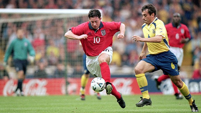 1. Robbie Fowler: Huyền thoại một thời của Liverpool luôn nằm trong top những tay săn bàn đẳng cấp nhất thế giới tại thời điểm anh thi đấu. Cầu thủ có biệt danh "The God" được coi là người hùng của đội bóng thành phố cảng trong những năm cuối thế kỷ 20. Trang chủ của The Kop thậm chí còn miêu tả anh như một "người cầm đuốc soi đường, lèo lái con thuyền Liverpool lạc hướng giữa biển khơi trở về đúng quỹ đạo".