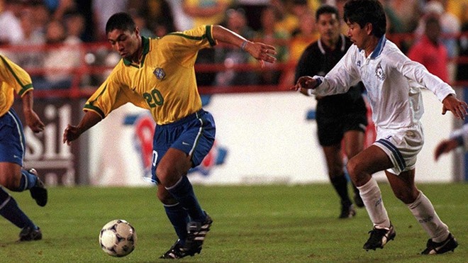 2. Giovane Elber: Tiền đạo người Brazil từng khá thành công khi khoác áo Stuttgart. Tuy nhiên, sự nghiệp của anh chỉ thăng hoa khi đầu quân cho Bayern Munich. Anh có được 138 bàn thắng sau 265 lần ra sân trong 6 năm khoác áo đội bóng nước Đức với 3 lần giành cúp quốc gia cùng 5 lần giành Đĩa bạc.