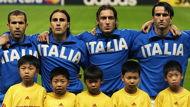 3. Francesco Totti: Không cần nói quá nhiều về Totti trong màu áo câu lạc bộ bởi đơn giản cả cuộc đời anh đã dành trọn cho Roma, một huyền thoại đúng nghĩa. Ở cấp độ đội tuyển quốc gia, Totti vẫn giữ được những gì tinh túy nhất trong màu áo Roma nhưng đáng tiếc vận đen lại bám theo anh quá nhiều. Trận đấu gặp Hàn Quốc tại vòng 1/8 World Cup 2002, "hoàng tử thành Rome" bị trọng tài truất quyền thi đấu khi cho rằng Totti đã ăn vạ để kiếm penalty. Đội tuyển Italy sau đó cũng gục ngã trước tiếng còi méo của vị vua áo đen và đành ngậm ngùi nhìn Hàn Quốc tiến vào vòng trong. Ở Euro 2 năm sau đó, Totti bị cấm thi đấu 3 trận vì màn "phun mưa" vào mặt Christian Poulsen ngay trong trận đầu ra quân.