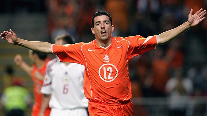 4. Roy Makaay: Giống như 3 trường hợp kể trên, Roy Makaay chỉ vĩ đại ở cấp độ câu lạc bộ còn thành tích trong màu áo đội tuyển quốc gia của anh hoàn toàn không xứng đáng với kỳ vọng. Từ Tây Ban Nha tới Đức, nơi nào anh đi qua, nơi đó có những danh hiệu. Ngay mùa đầu tiên đặt chân tới Deportivo, 22 bàn của Makaay đã giúp đội chủ sân Riazor vượt qua Barcelona để đoạt chức vô địch La Liga đầu tiên (và cũng là duy nhất cho đến nay) trong lịch sử. Sau đó, anh còn giành thêm vô số danh hiệu khi chuyển tới Bayern Munich và sau này là Feyenoord.